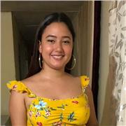 Profesora de apoyo escolar para niños de forma especial y dinámica